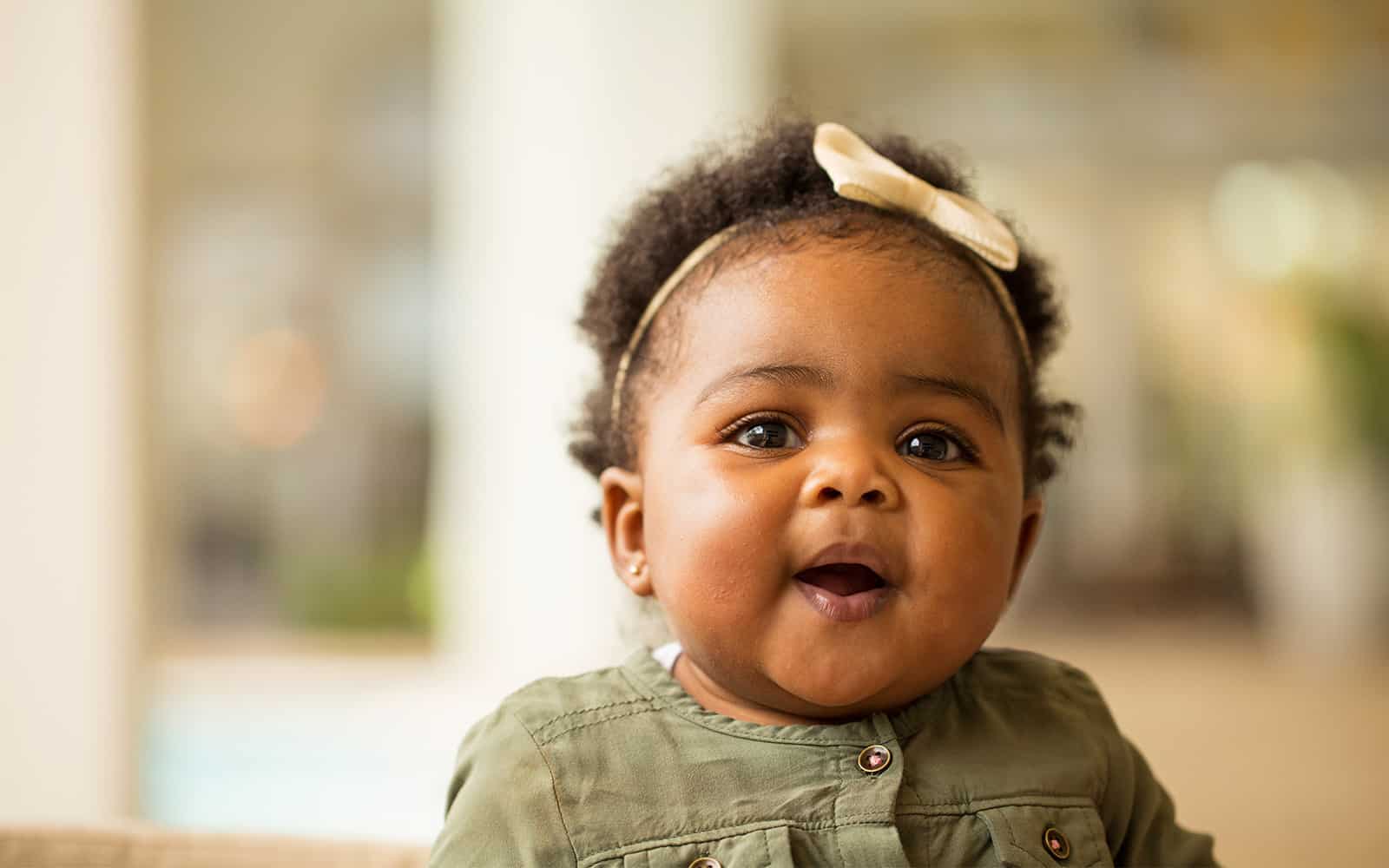 Little girl wearing headband