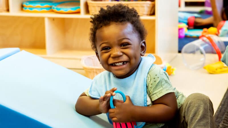 Niño sonriendo a la cámara